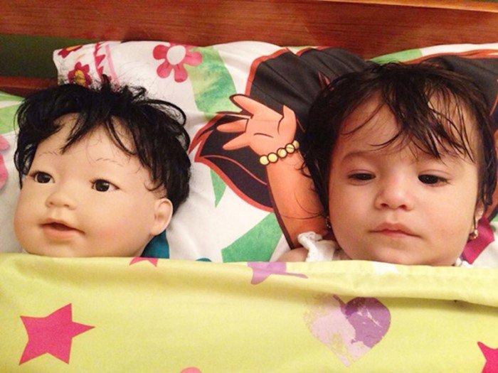 Как две капли воды: малыши, нашедшие своих двойников в магазине игрушек