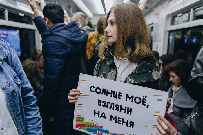 В день рождения Цоя в метро Петербурга устроили флешмоб: