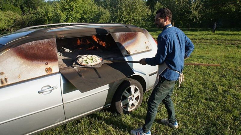 Бассейны, аквариумы и печи из старых авто и телефонных будок