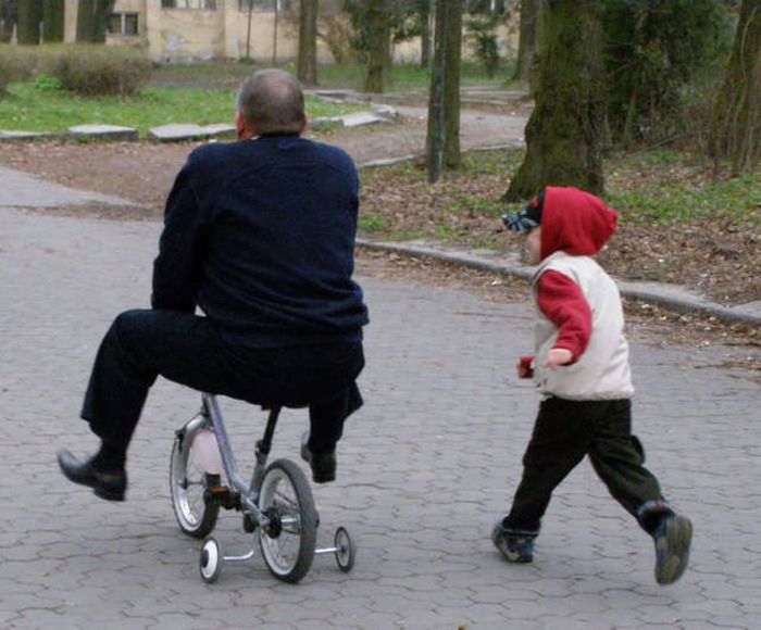 Мужчины дурачатся