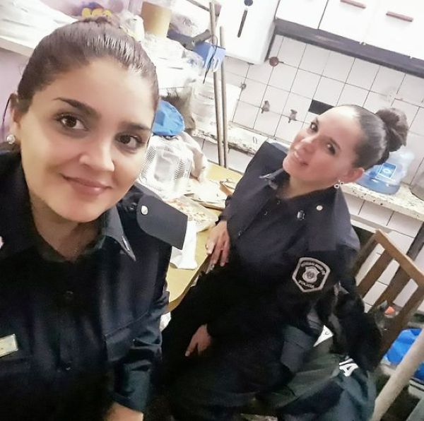 Полицейская покормила грудью голодного ребенка, на которого не обращали внимание медики