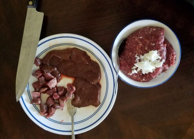 Парень, страдающий от ожирения, перешел на диету из сырого мяса