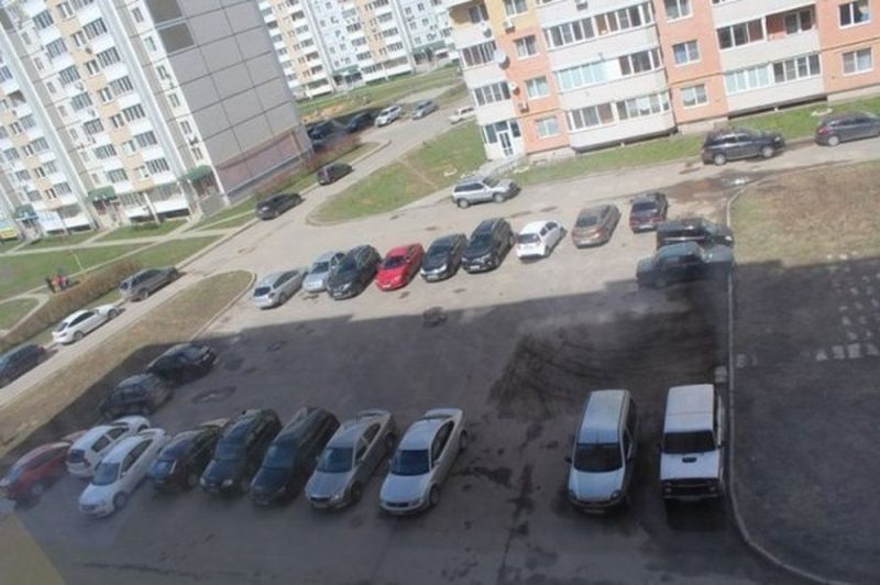 Жильцы самостоятельно решили проблему с разметкой на парковке