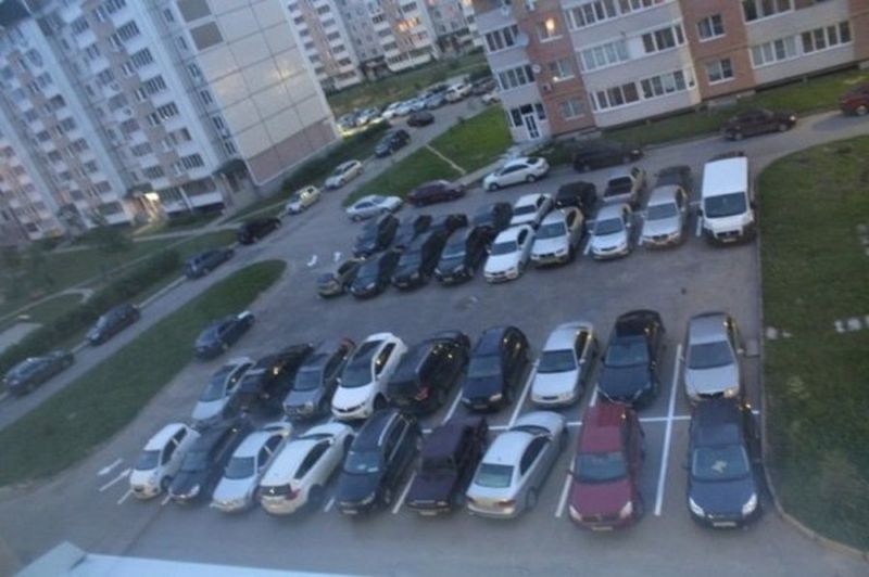 Жильцы самостоятельно решили проблему с разметкой на парковке