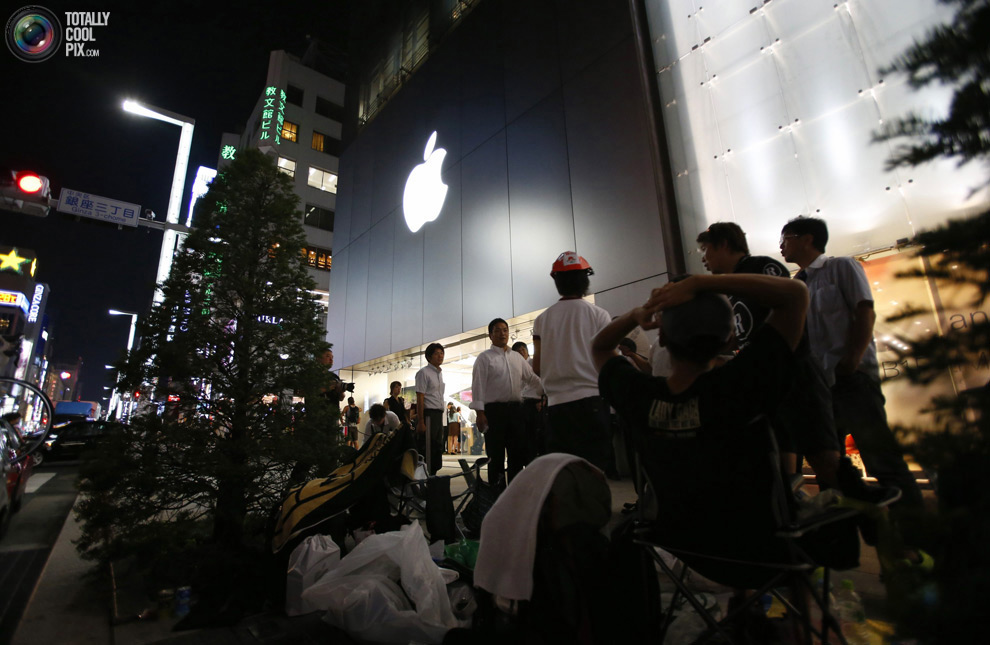 Сегодня открылись продажи iPhone5 (37 фото)