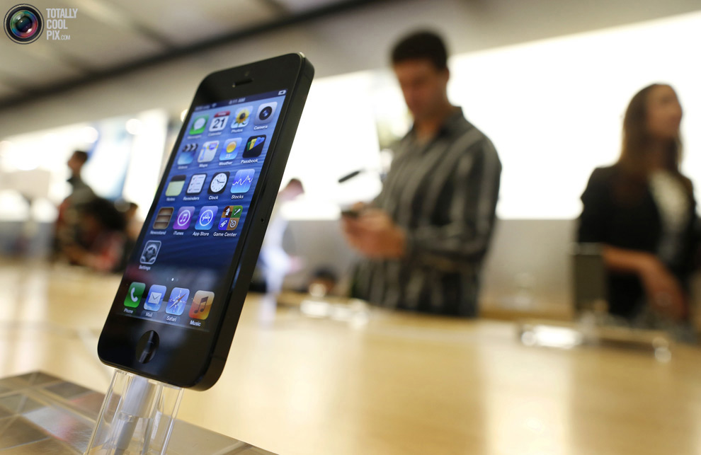 Сегодня открылись продажи iPhone5 (37 фото)