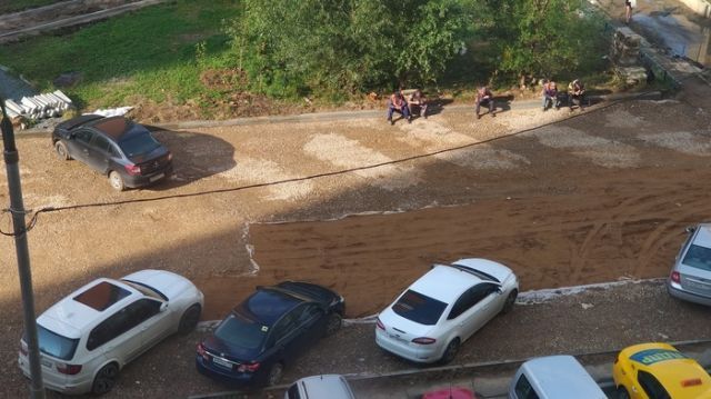 Как строители с крепкими нервами делали парковочную площадку для водятлов
