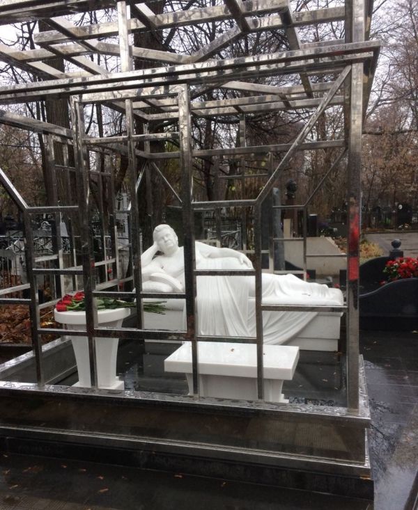В Москве на Ваганьковском кладбище появился необычный памятник