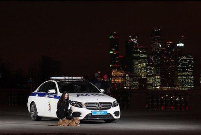 Необычная фотосессия Карины Назаретян на фоне спецмашины МВД
