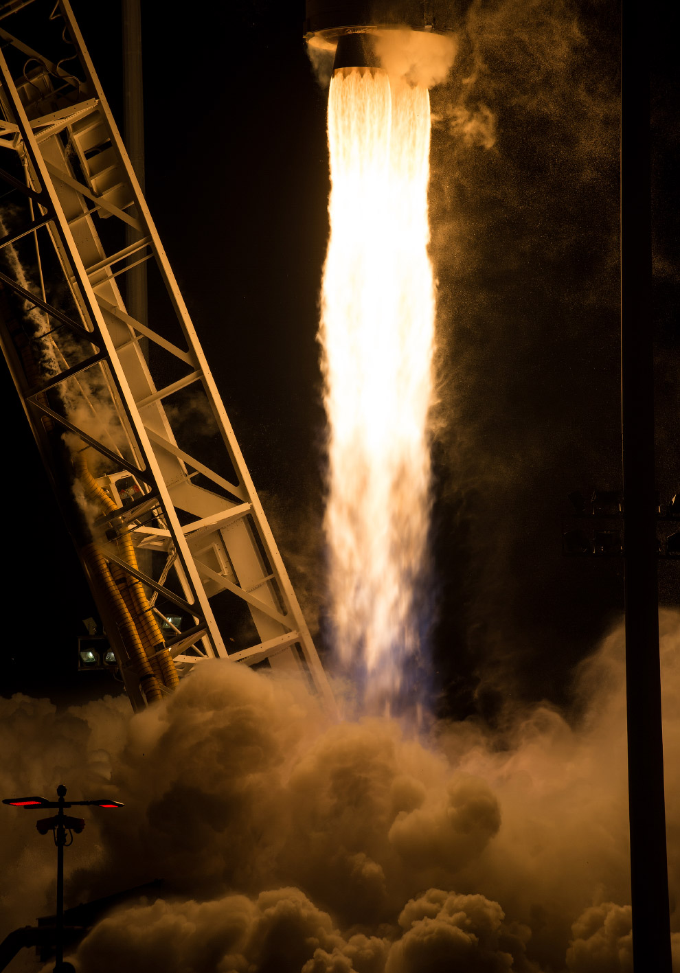Красивые снимки со старта ракеты Antares Красивые снимки со старта ракеты Antares
