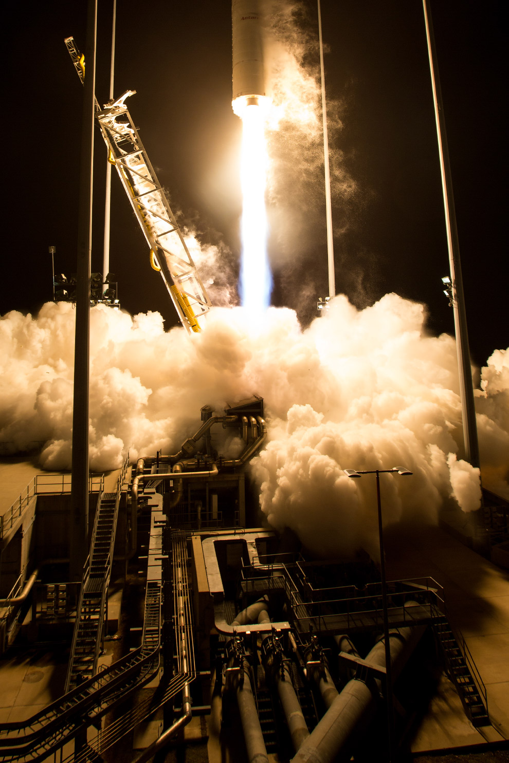 Красивые снимки со старта ракеты Antares Красивые снимки со старта ракеты Antares