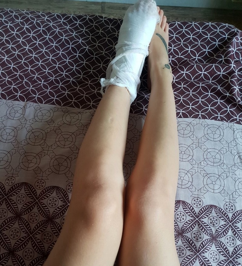 Девушка в белье хотела эффектно прыгнуть в озеро, но лёд оказался крепкий...
