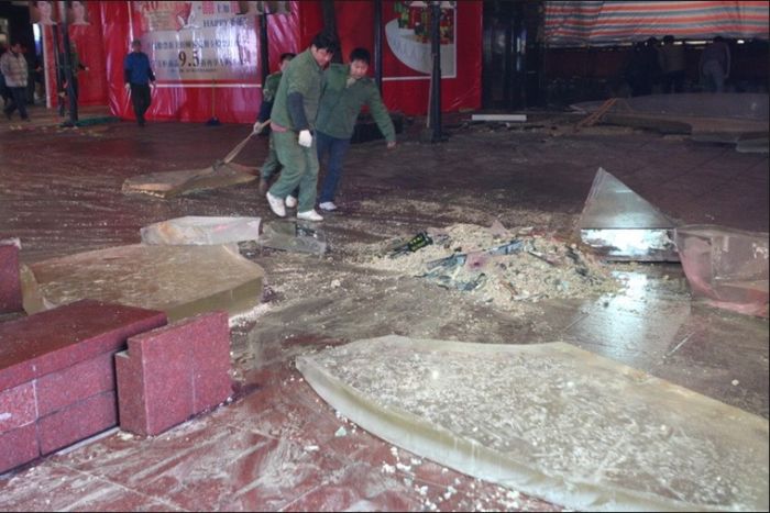 В китайском торговом центре лопнул аквариум (11 фото)