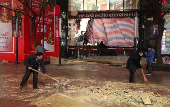 В китайском торговом центре лопнул аквариум (11 фото)