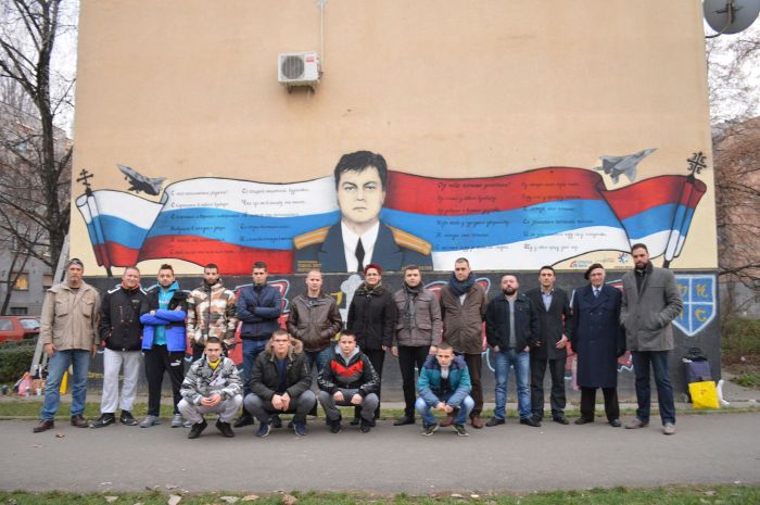В память о российском летчике Олеге Пешкове на стене одного из домов в Сербии появилось панно с его портретом