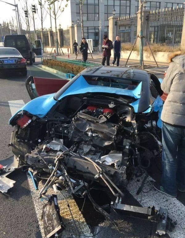 Роскошный Ferrari с варварски оторванной задницей
