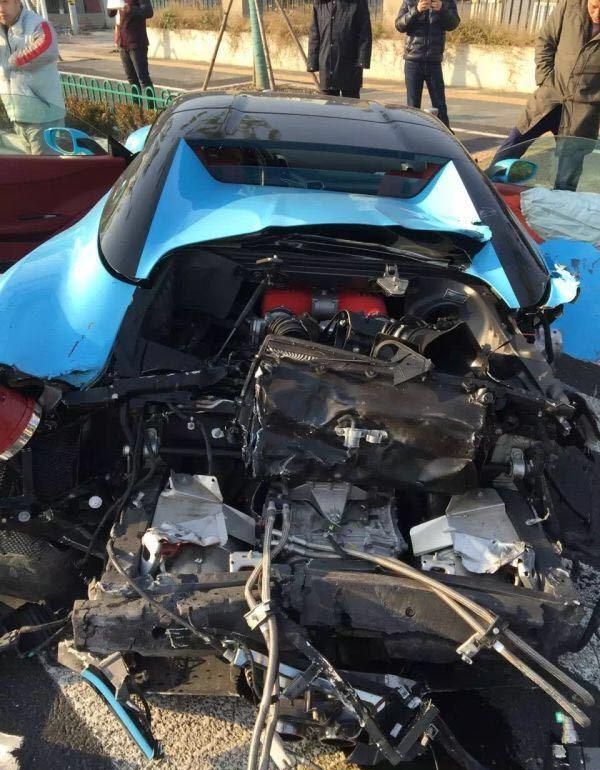 Роскошный Ferrari с варварски оторванной задницей
