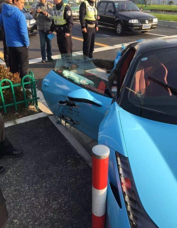 Роскошный Ferrari с варварски оторванной задницей
