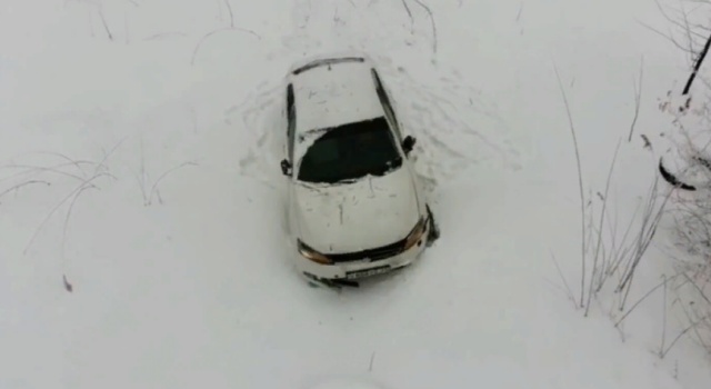 Под Волгоградом автомобиль с пьяным водителем слетел в овраг