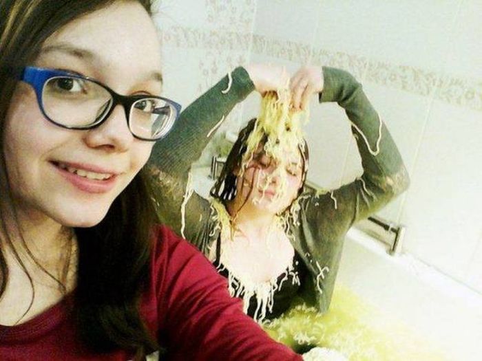Девушки забавляются