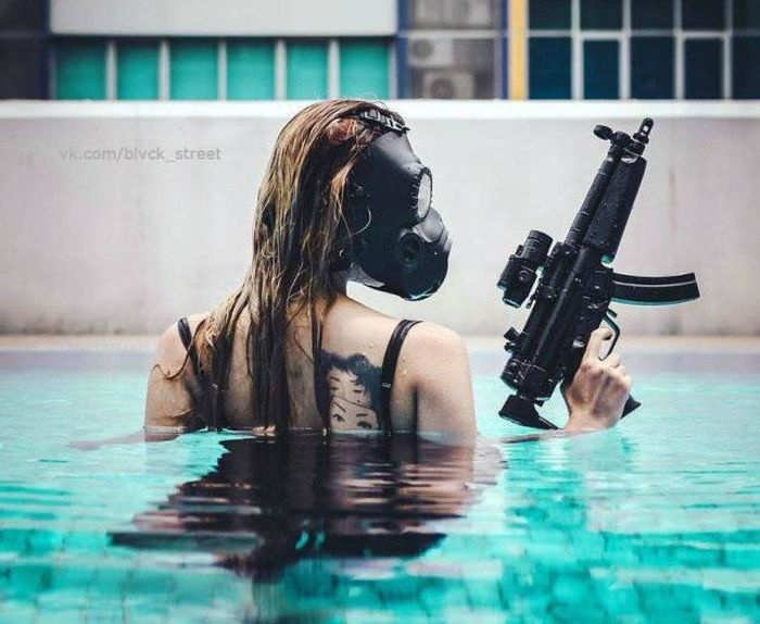 Девушки забавляются