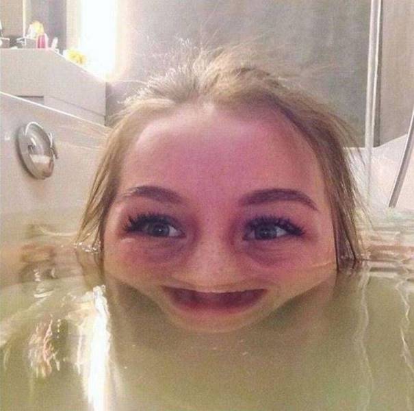 Девушки забавляются