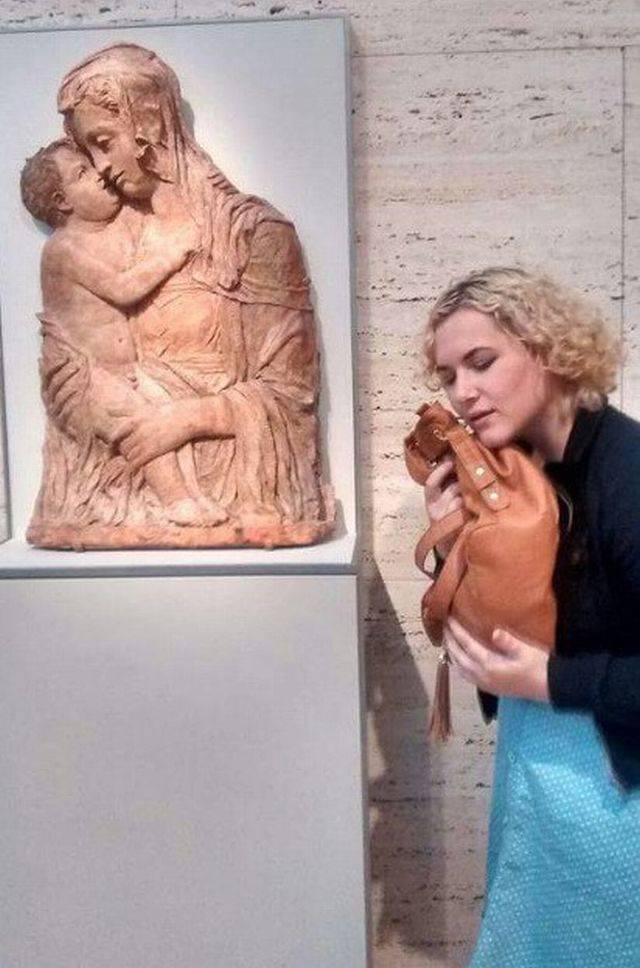 Девушки забавляются