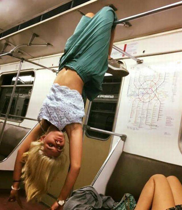 Девушки забавляются