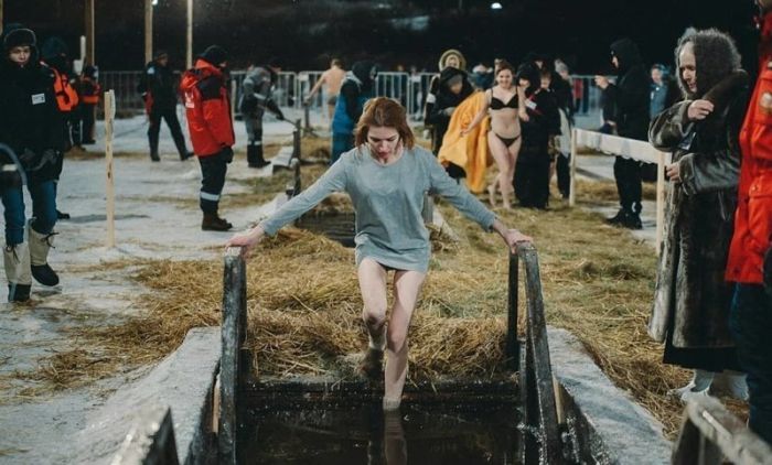 Очаровательные девушки на крещенских купаниях