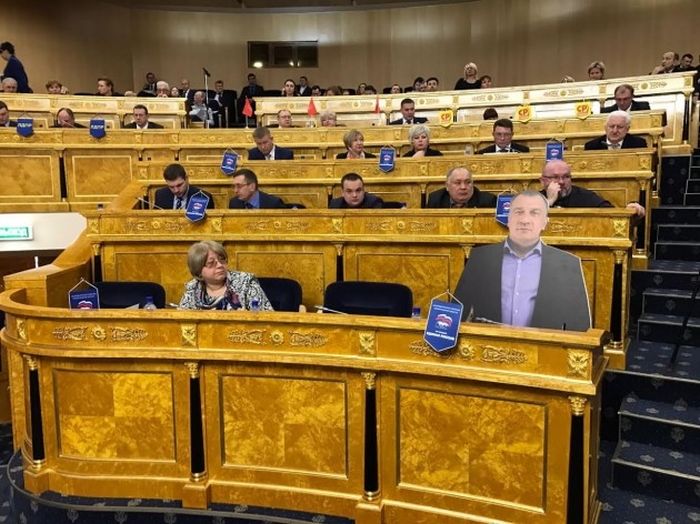 На заседание Заксобрания Ленобласти принесли картонную копию депутата Владимира Петрова