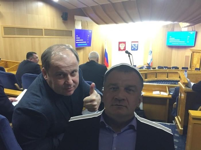 На заседание Заксобрания Ленобласти принесли картонную копию депутата Владимира Петрова