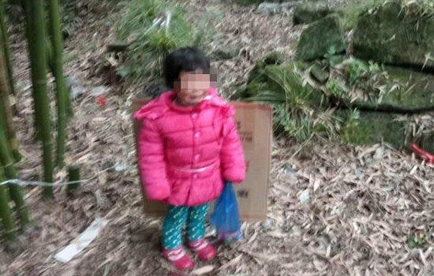 Отец оставил двухлетнюю дочь ночью на кладбище привязанной к бамбуку