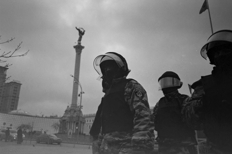 Полуголые девушки, Майдан и социальные сцены в объективе Романа Бордуна Полуголые девушки, Майдан и социальные сцены в объективе Романа Бордуна
