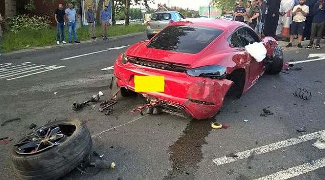 В Великобритании участники дорогой аварии сбежали с места ДТП