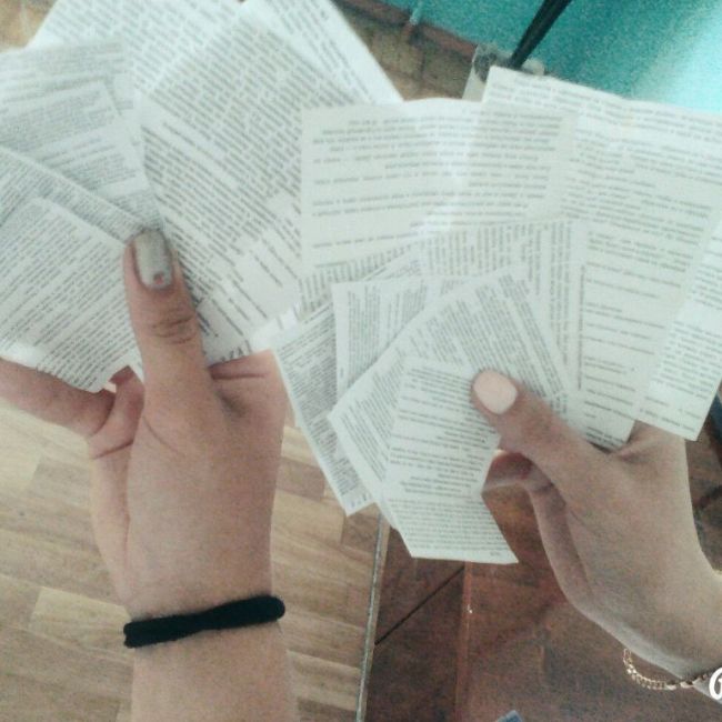 Студенты и школьники фотографируют свои шпаргалки