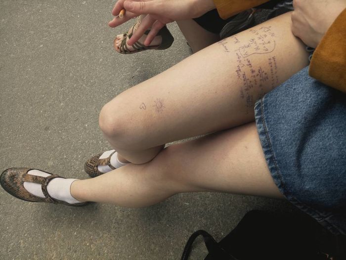 Студенты и школьники фотографируют свои шпаргалки