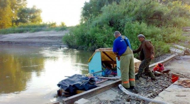 В Алтайском крае пенсионер отправился к сыну на самодельном плоту