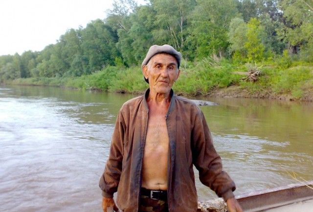 В Алтайском крае пенсионер отправился к сыну на самодельном плоту