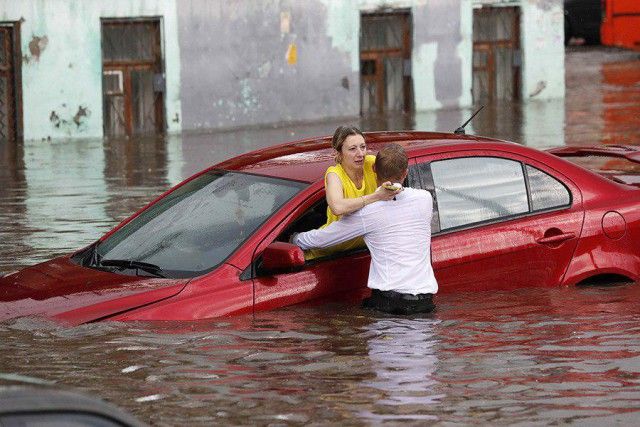 В Нижнем Новгороде парень спас женщин из тонущих машин и стал героем