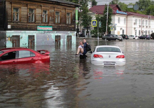 В Нижнем Новгороде парень спас женщин из тонущих машин и стал героем