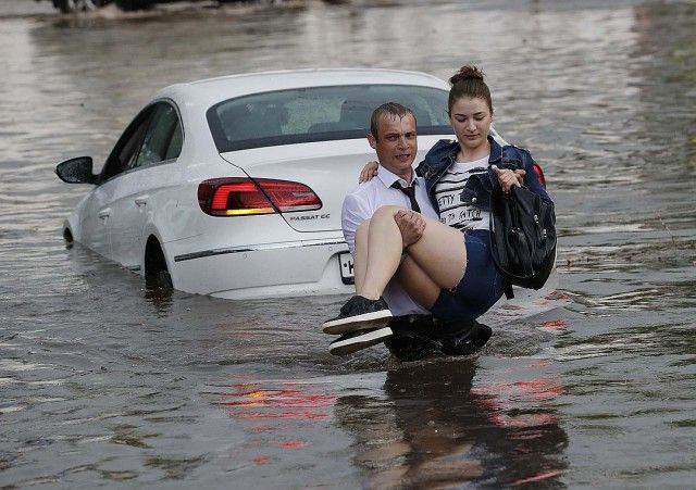 В Нижнем Новгороде парень спас женщин из тонущих машин и стал героем
