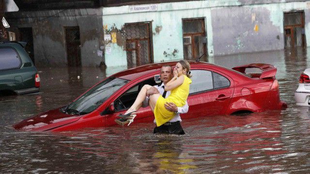 В Нижнем Новгороде парень спас женщин из тонущих машин и стал героем