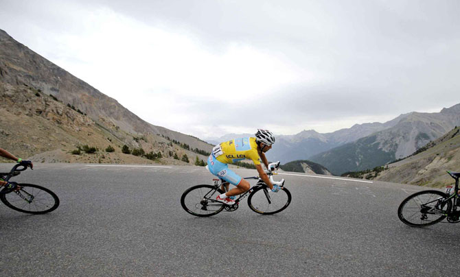 Самые яркие фотографии веломногодневки «Tour de France 2014» (21 фото)