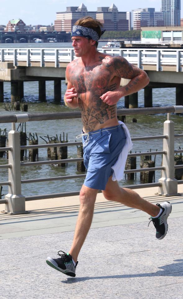 Сын Майкла Дугласа Кэмерон поддерживает свою форму