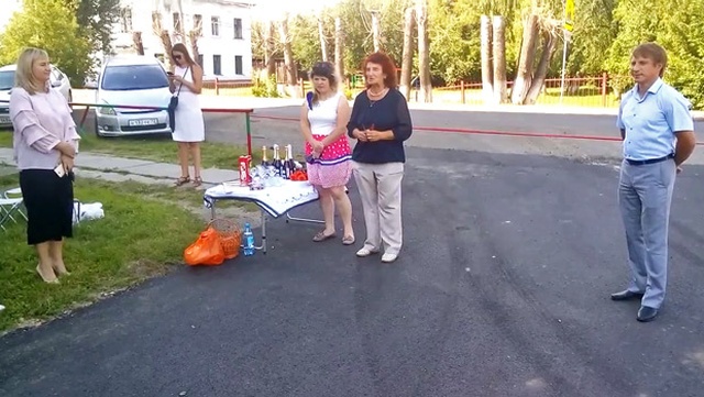 Торжественное "открытие" нового асфальта во дворе