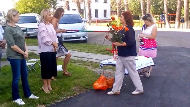 Торжественное "открытие" нового асфальта во дворе