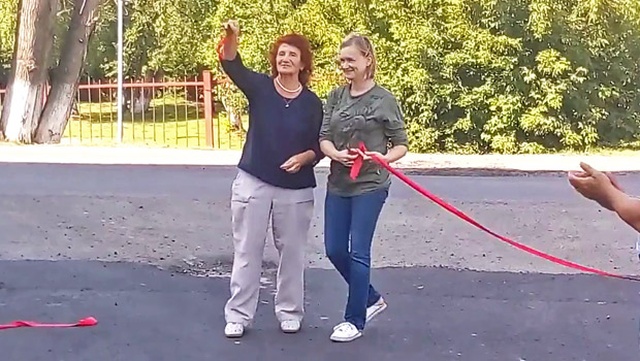 Торжественное "открытие" нового асфальта во дворе