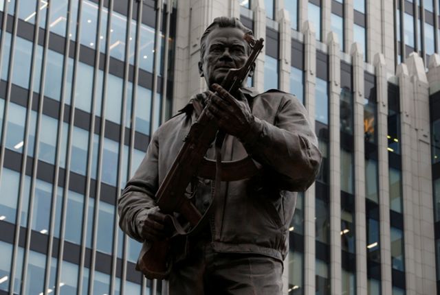 Новый памятник Калашникову, украшенный немецким автоматом