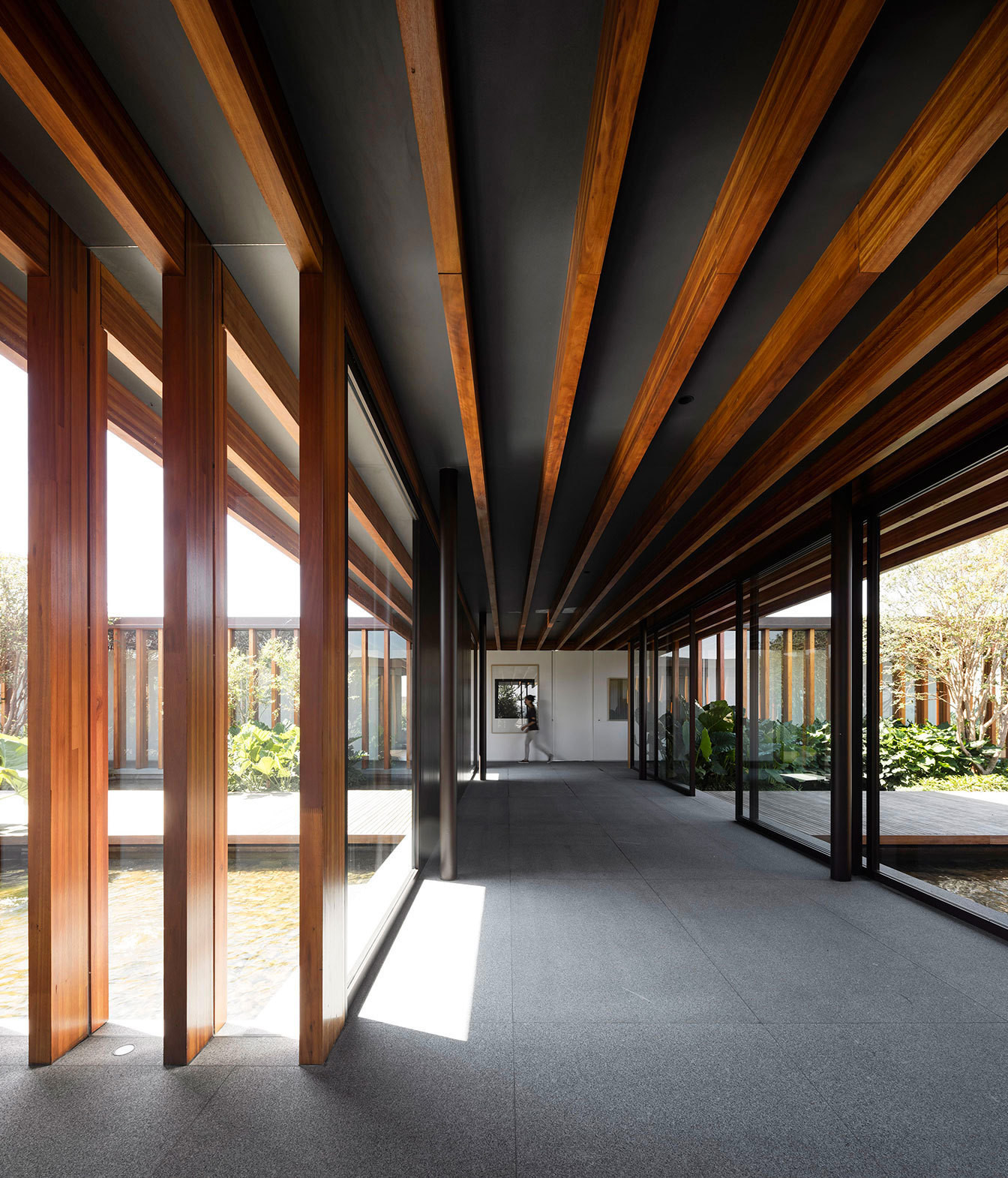 Архитектура и интерьер слоистого дома в Бразилии