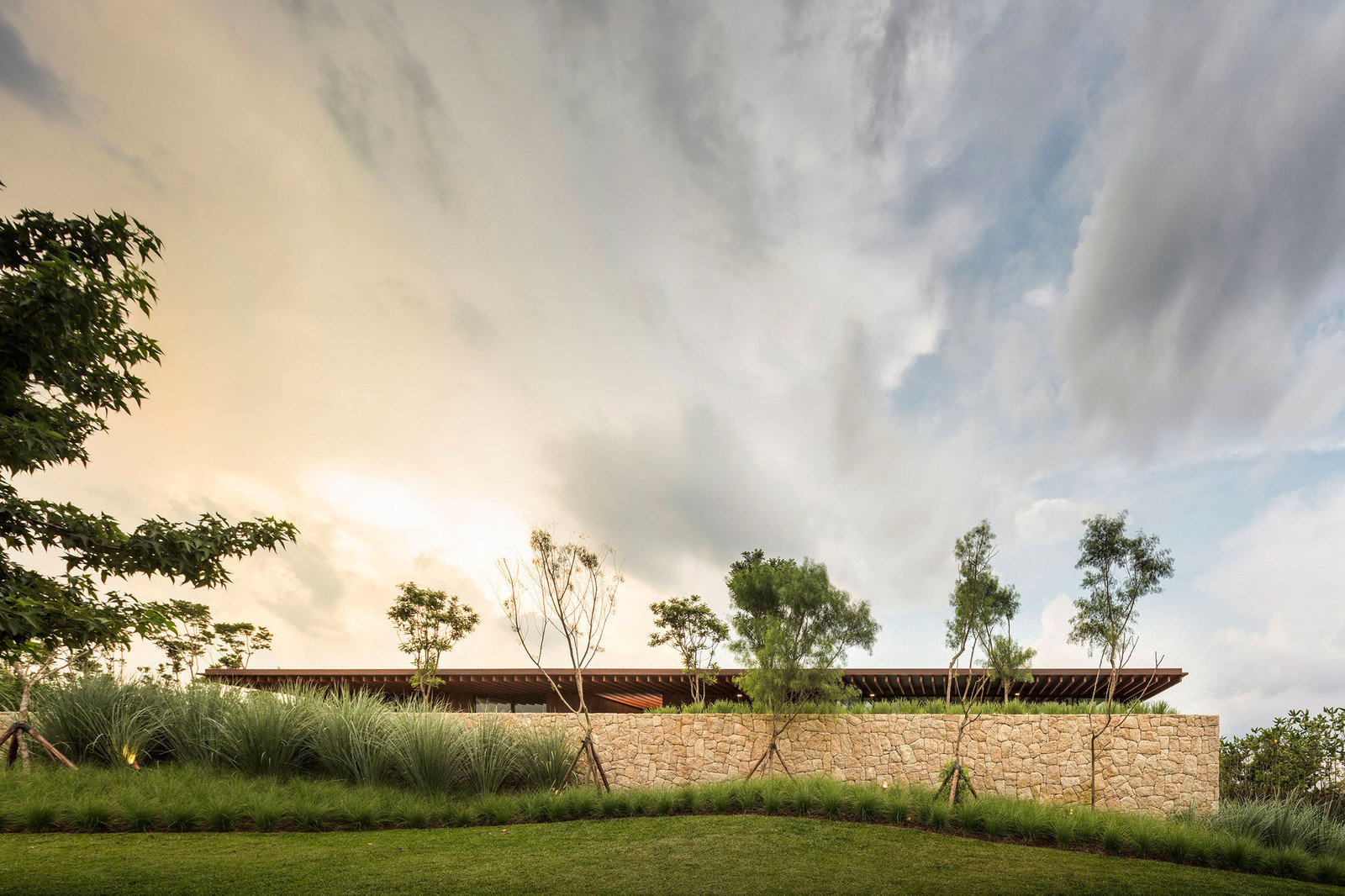 Архитектура и интерьер слоистого дома в Бразилии